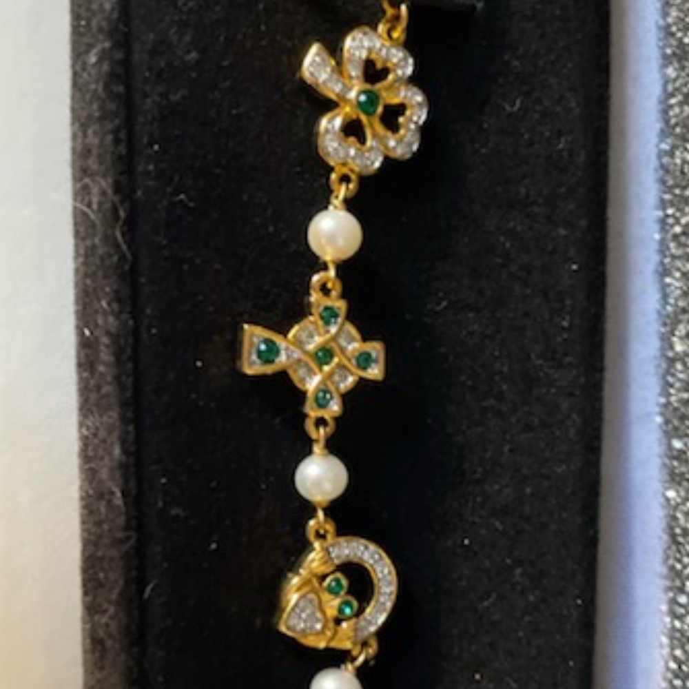 Yellow gold bracelet with Irish theme